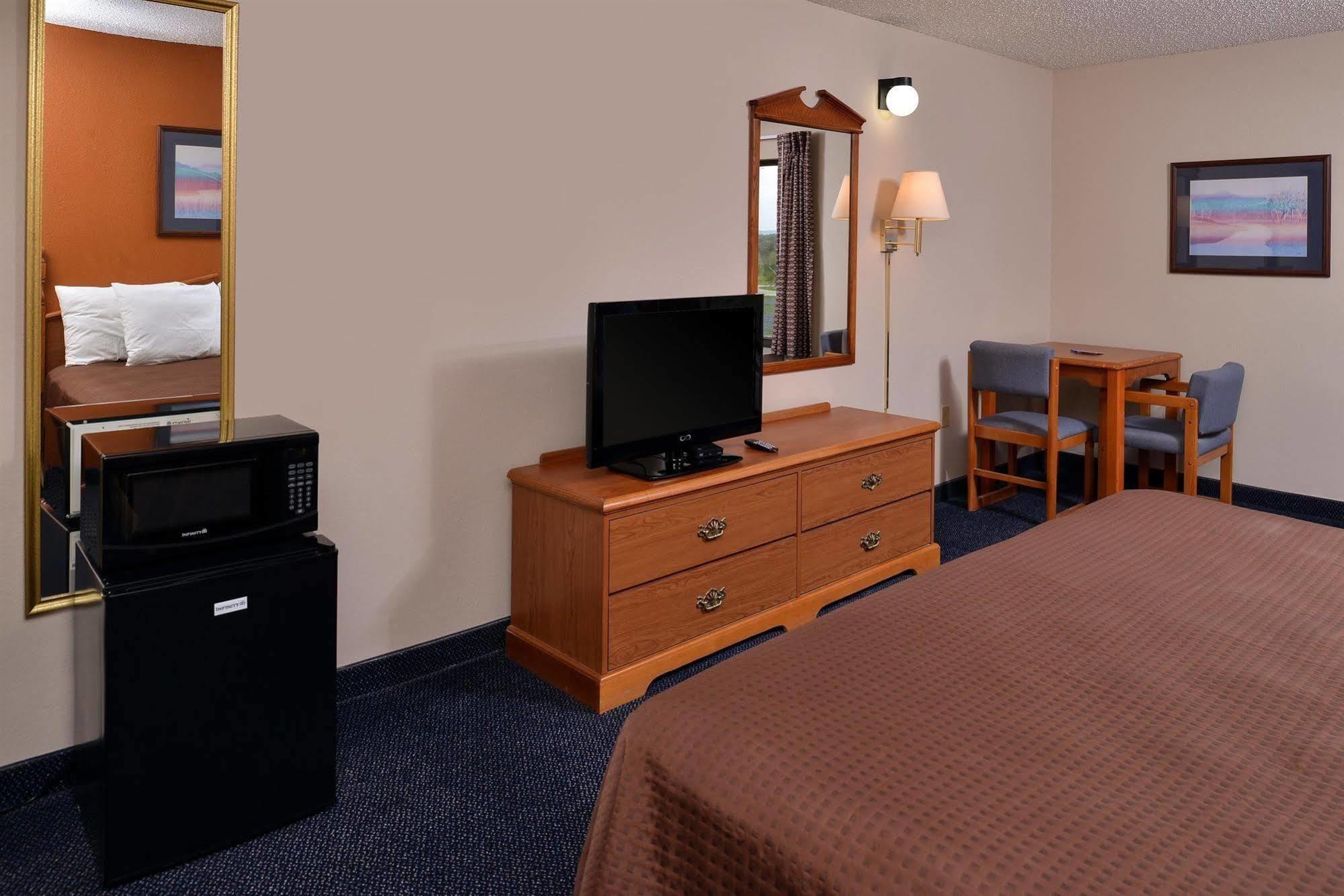 Red Roof Inn & Suites Austin East - Манор Экстерьер фото